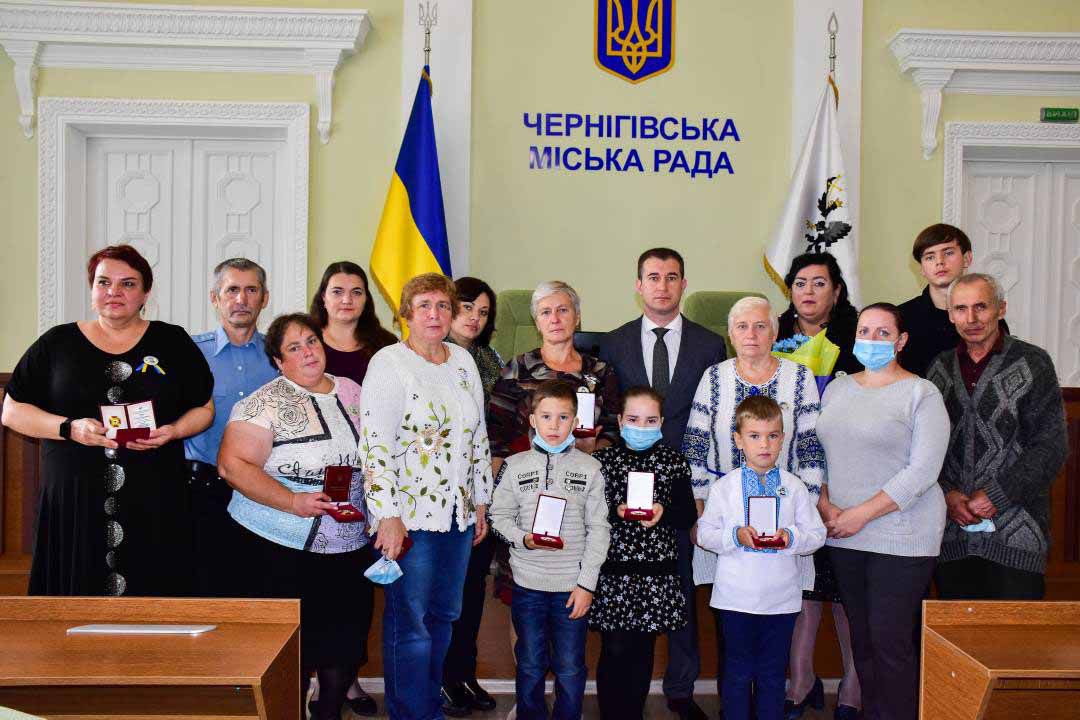 Чернігів: Вручили нагороди та додали виплати