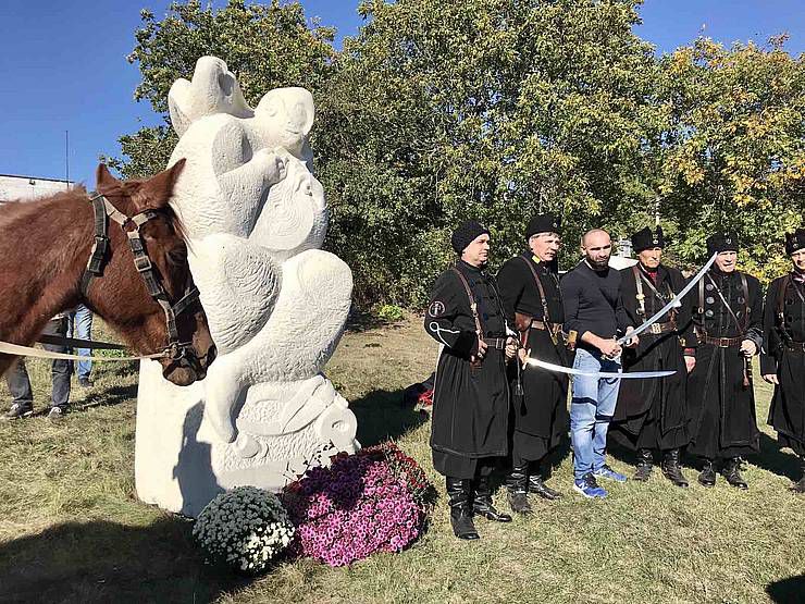 Козаки проскакали верхи стежками Холодного Яру