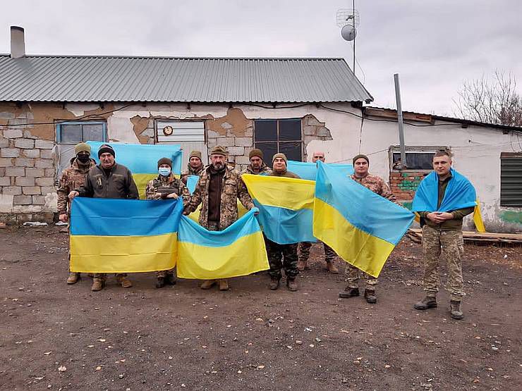 Луганщина: Волонтери передали на передову синьо-жовті стяги 