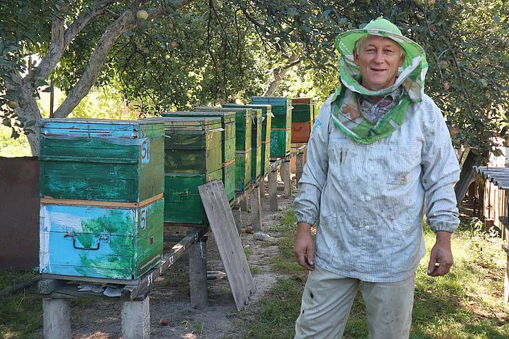Павел Фурсович тридцать лет пчел «пасет»