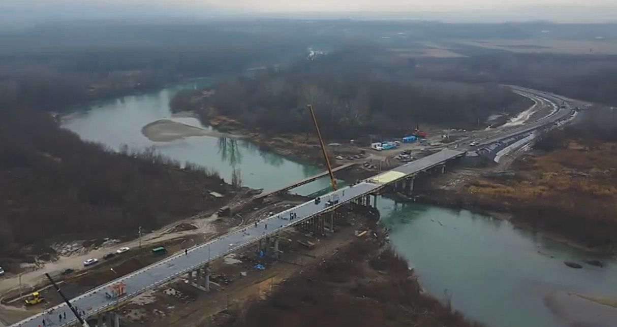 Буковина: Міст у Маршинцях поспішають здати під ялинку