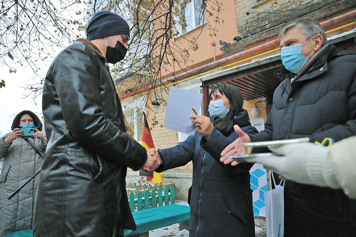 Луганщина: Родини медиків-переселенців  отримали квартири