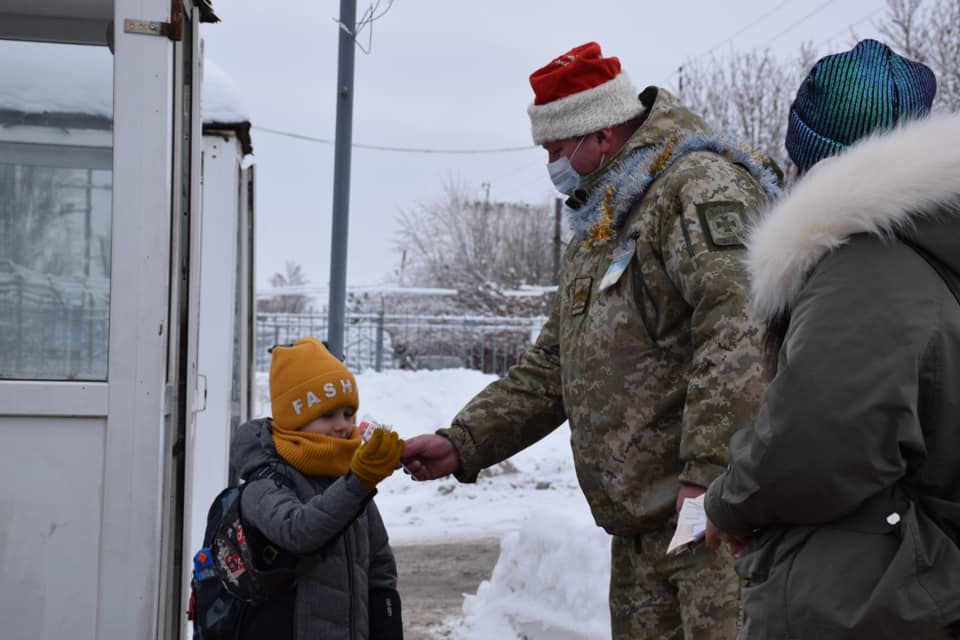 Луганщина: «Камуфльований Санта» допоміг повірити в дива