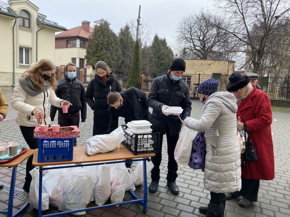 Львів: Святкові обіди для бездомних