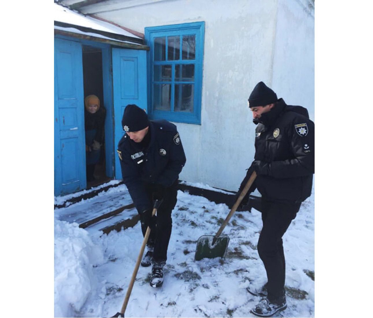 Хмельниччина: Бабусь від снігу рятували правоохоронці