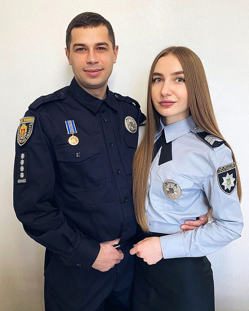 Щасливі романтики в поліцейських мундирах