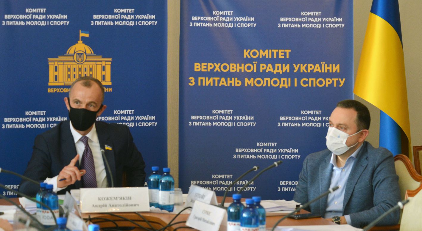Андрій Кожем’якін та міністр молоді і спорту Вадим Гутцайт під час засідання комітету