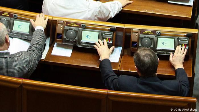 En la Verkhovna Rada comenzó a funcionar el botón sensor, haciendo imposible la votación no personal