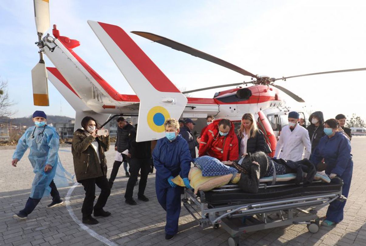 Пацієнтку доставили до Львівської лікарні гелікоптером