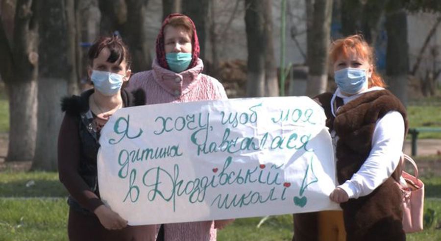 Чернігівщина: Попри протести під вікнами проголосували за закриття шкіл