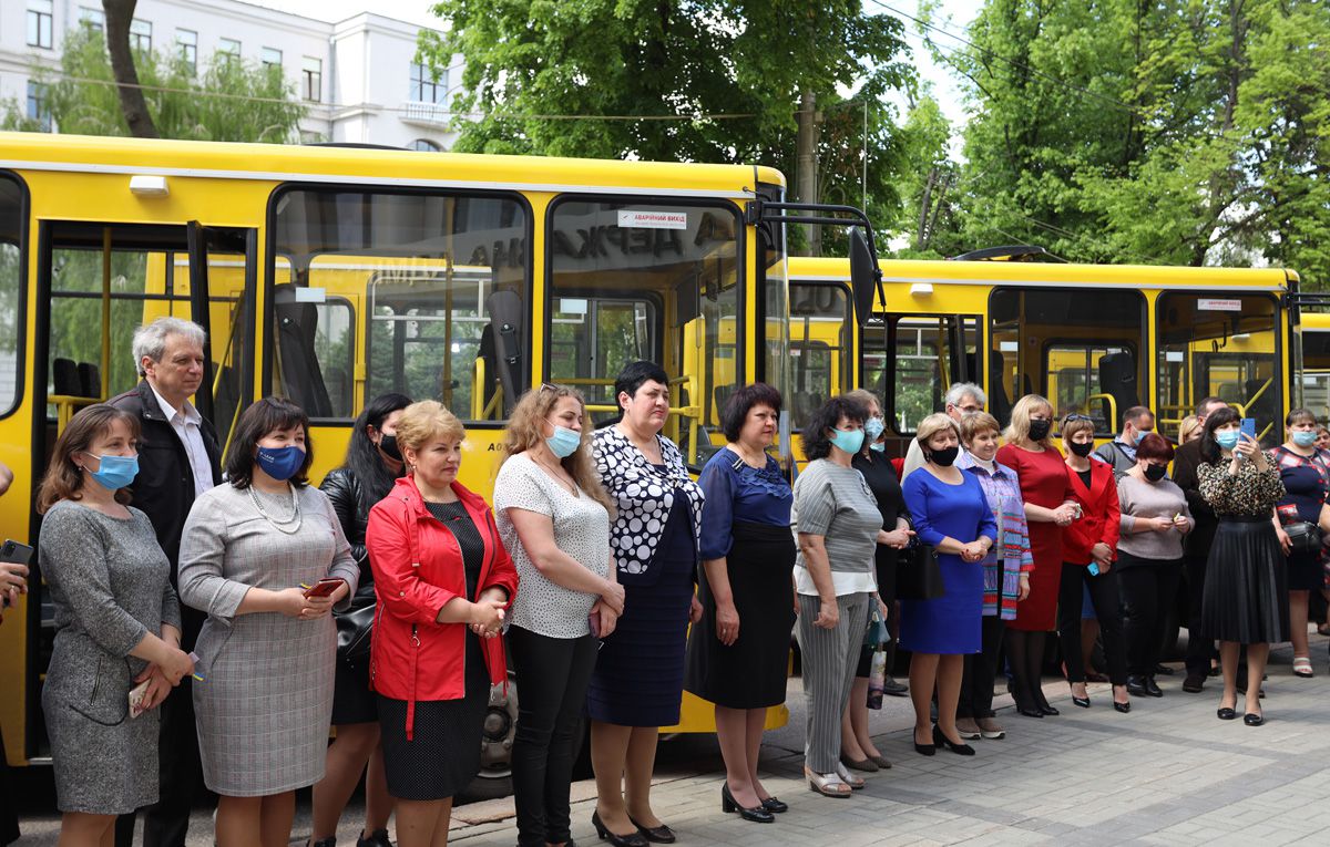 Дніпропетровщина: До знань — сучасними автобусами