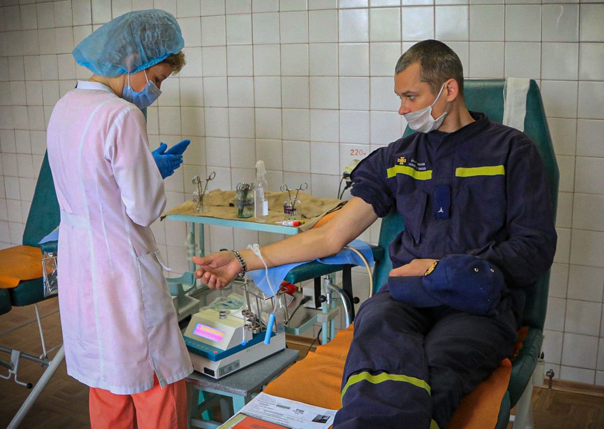 На Донеччині рятувальники здали кров для постраждалих у ДТП
