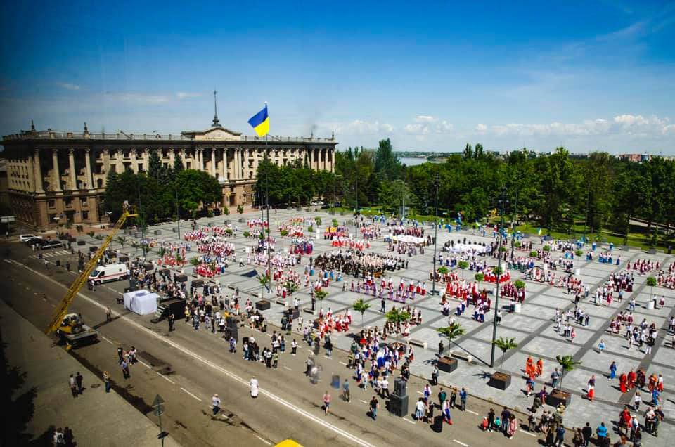 У Миколаєві на Соборній площі заспівали гімн