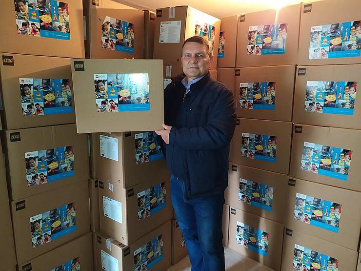 Учням Луганщини передали набори LEGO PlayBox