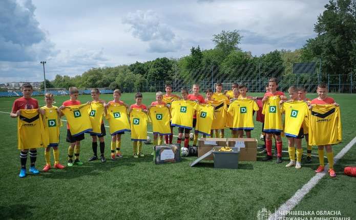 Підтримують дитячо-юнацький футбол на Буковині
