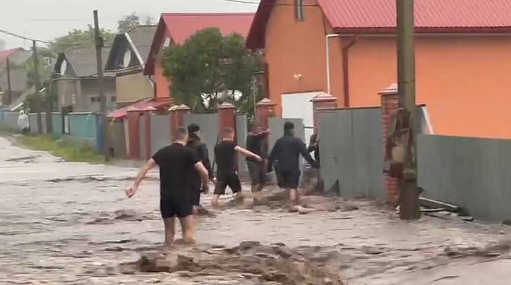 Потужна злива відрізала села на Буковині 