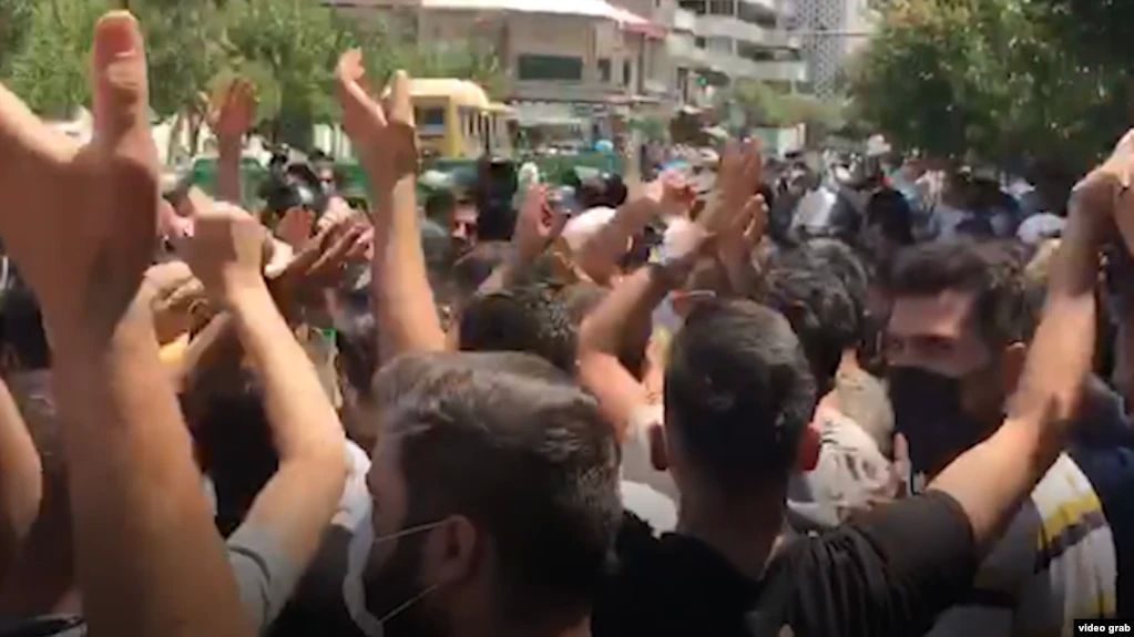 Іранці виходять на вулицю