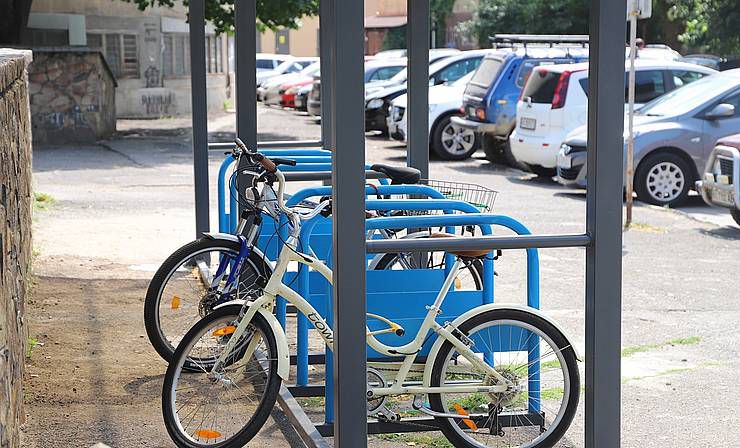 Ужгород: Встановили криті парковки для велосипедів
