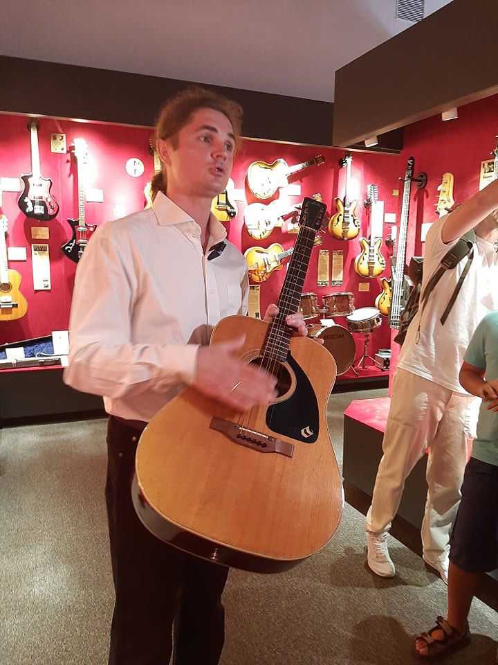 У музеї гітар усі експонати робочі