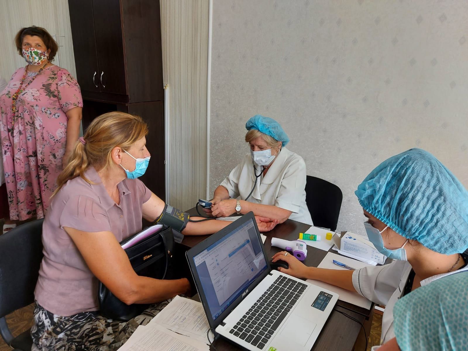 Луганщина: Подякували медпрацівникам за організацію щеплень