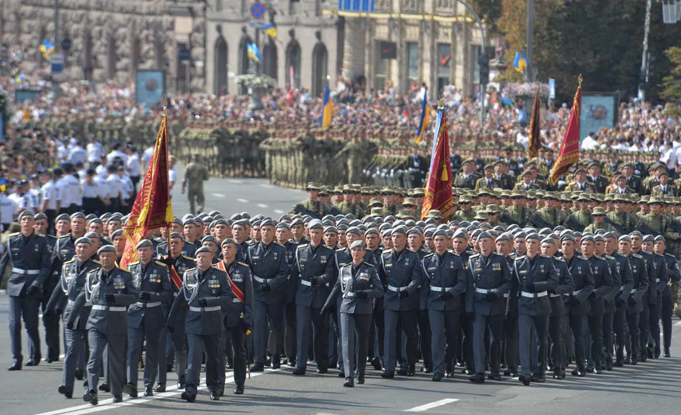 Військовий парад на Хрещатику: 30-метровий державний стяг і броньовані «Козаки»