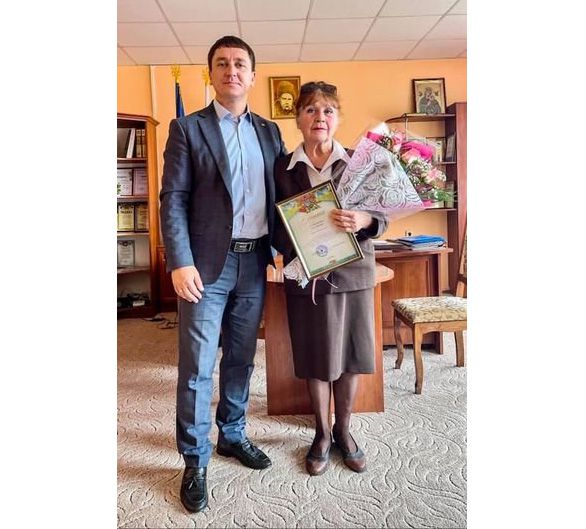 Рівненщина: Руслан Серпенінов нагородив найповажнішу освітянку Сарненської громади