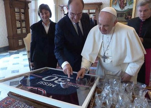 Футбол: Мессі передав подарунок Папі Римському