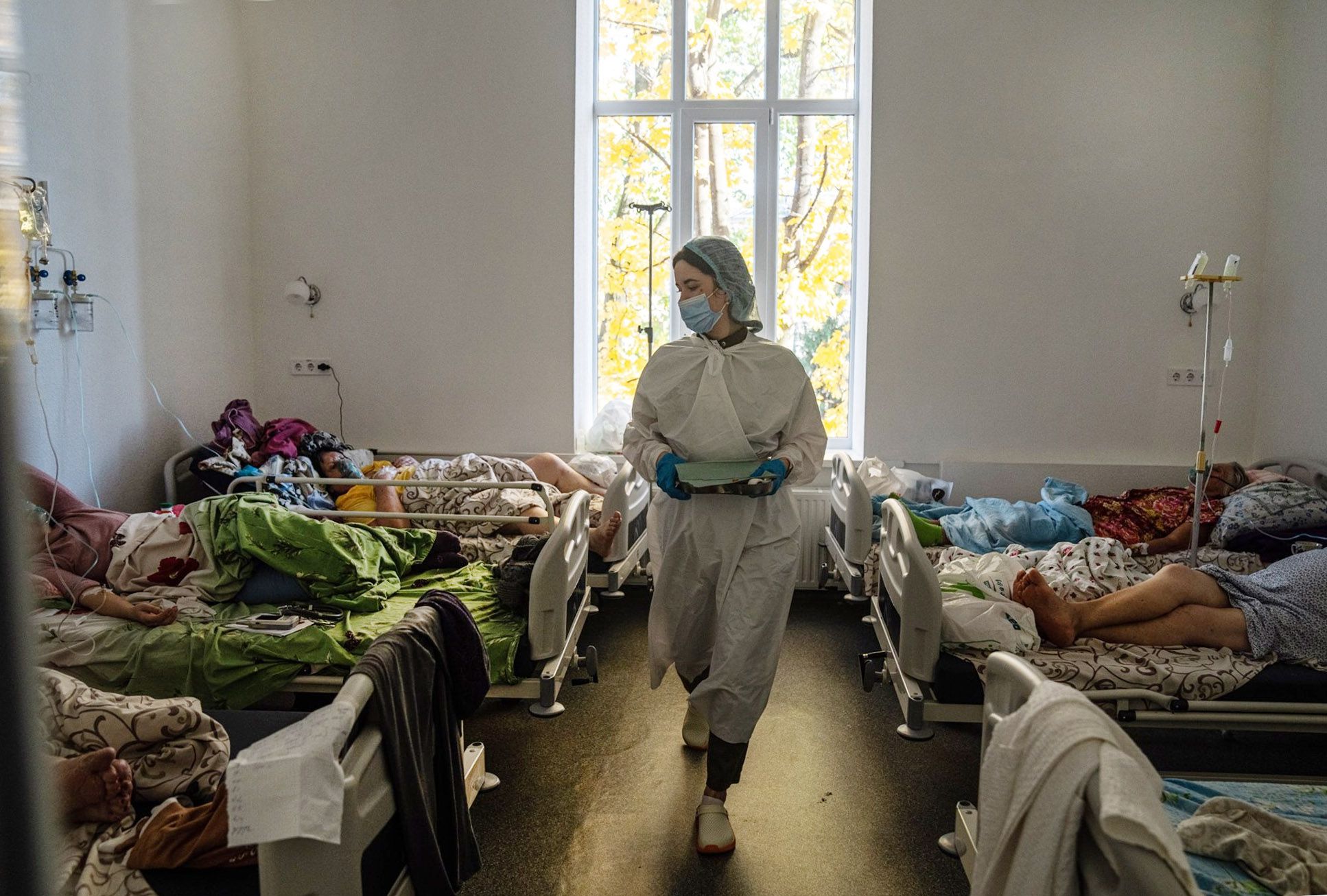 Осіння ковідна хвиля накрила «зненацька»: систему охорони здоров’я вже лихоманить