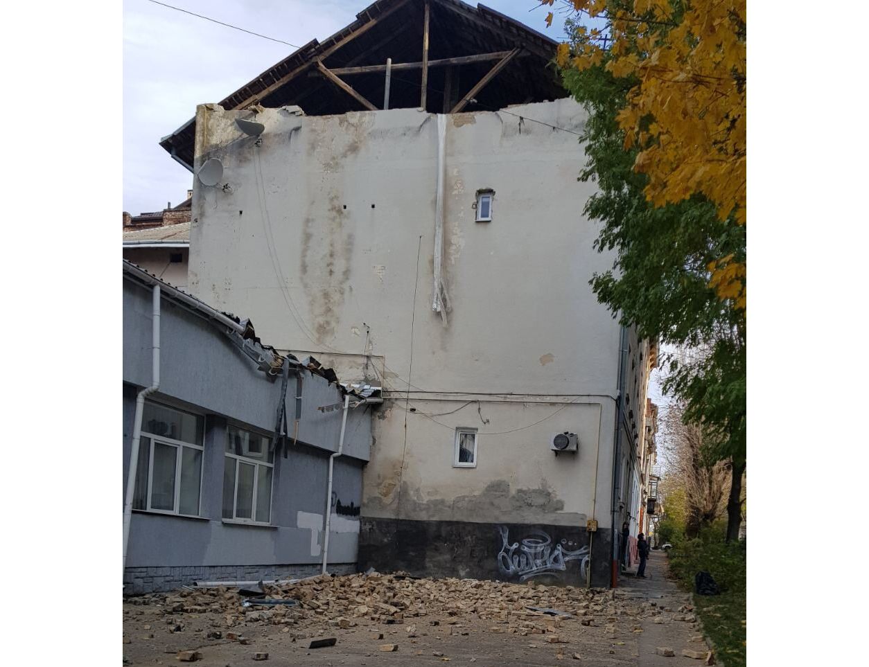 Львів: Стіна обвалилася і пробила дах