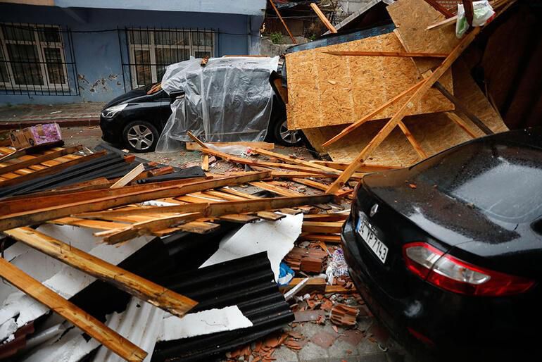 Сильна буря у Стамбулі - четверо загиблих та 38 поранених