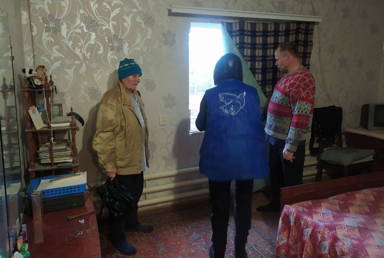 Луганщина: Помогли владельцам домов, пострадавших от обстрела