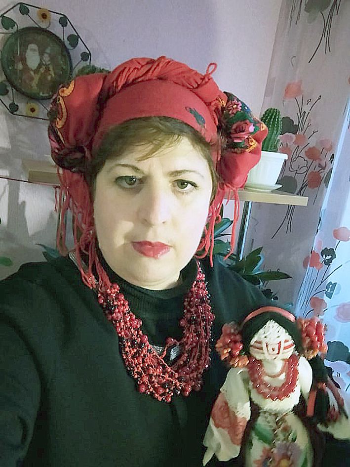 Створює ляльку-оберіг «Україна нездоланна»