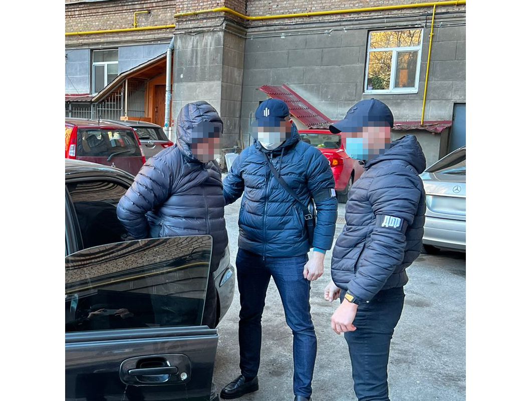 Київ: На гарячому затримали посадовця геокадастру