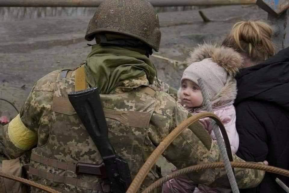 Los soldados rusos matan a los niños ucranianos. Los soldados ucranianos los están rescatando