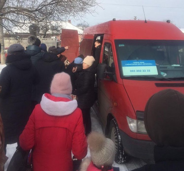 Луганщина: Гуманітарні організації забезпечують евакуацію людей та підвезення благодійних вантажів  