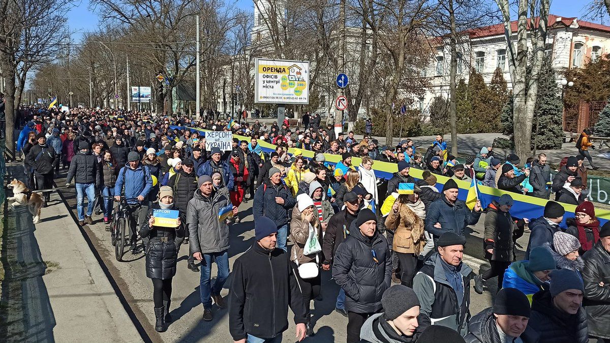 Пособники оккупантов сбежали от украинских митингующих (видео)