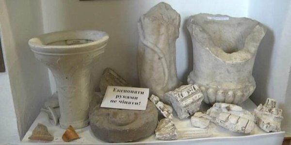 «Великая русская культура»: московські окупанти розгромили музей і винесли звідти унітаз 