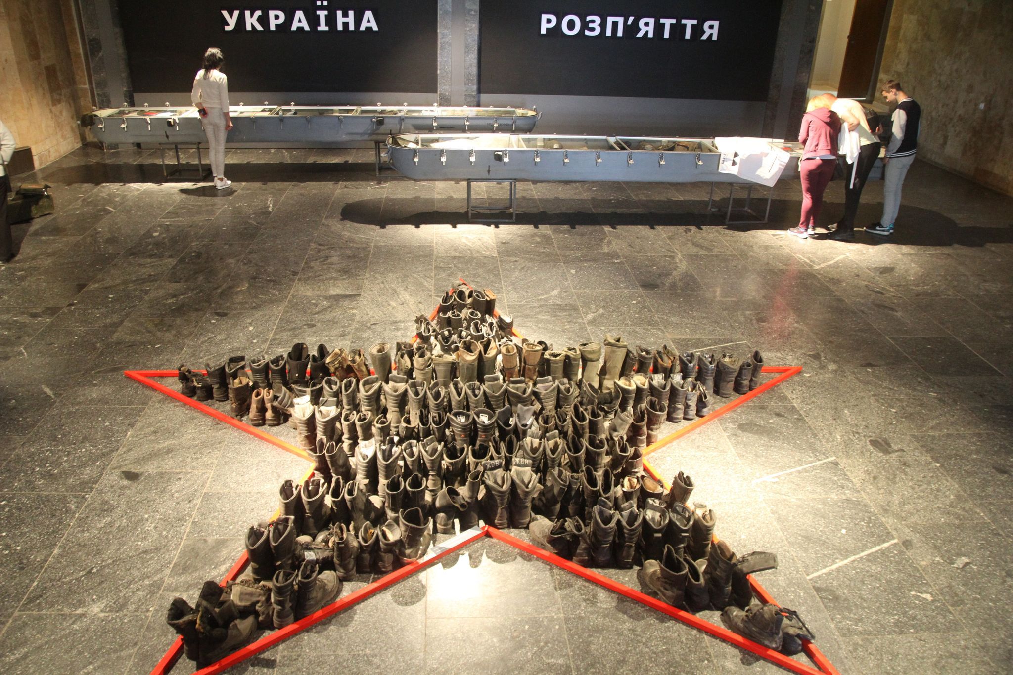 Відкрилася виставка артефактів російської агресії «Україна. Розп’яття»