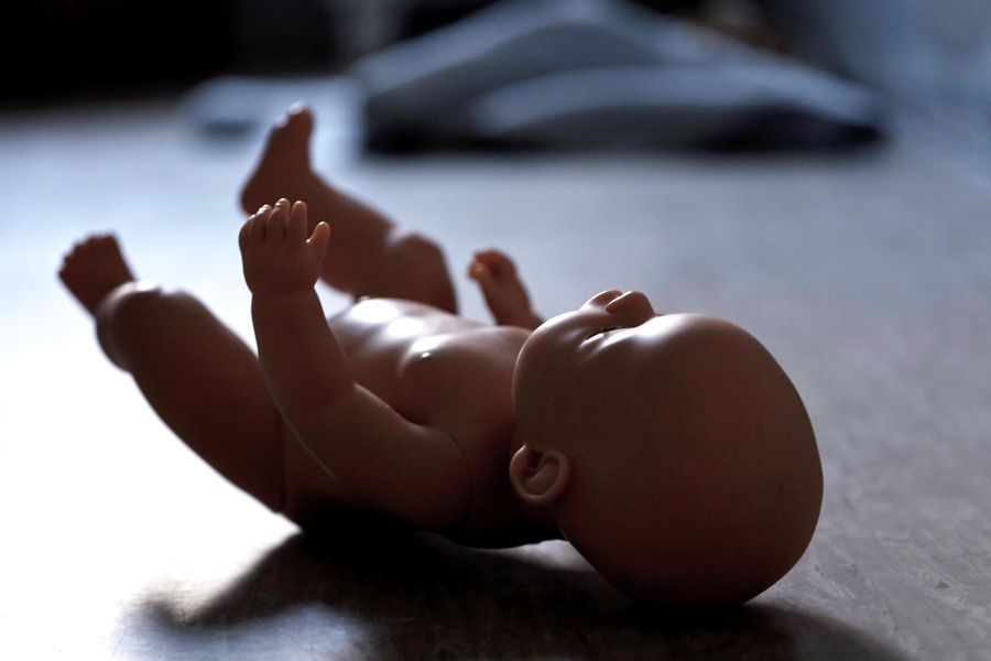 Los ruscistas en la región de Kherson violaron a una bebé de 6 meses con una cucharilla, los hermanos gemelos de dos años murieron después de la violencia