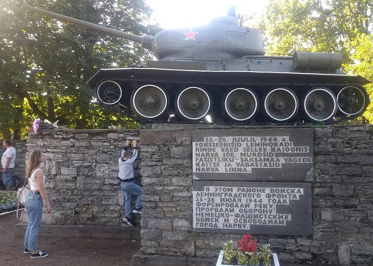 Естонія демонтує радянські пам'ятники та підтримує Україну