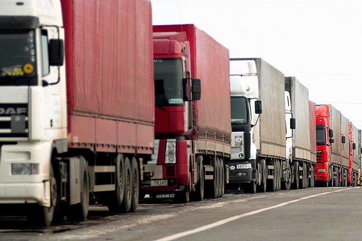 Непродуктивні простої вантажівок на кордоні: хто винен і що робити?
