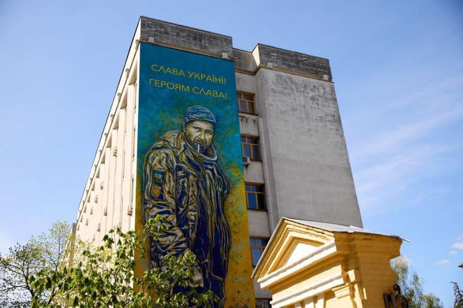 У центрі столиці з’явився мурал із написом «Слава Україні. Героям Слава»