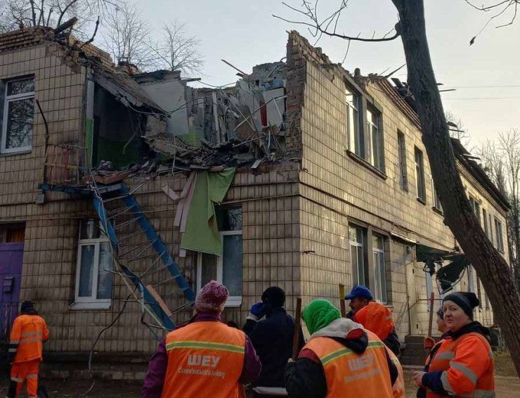 Кияни прийшли прибирати садок після російської атаки