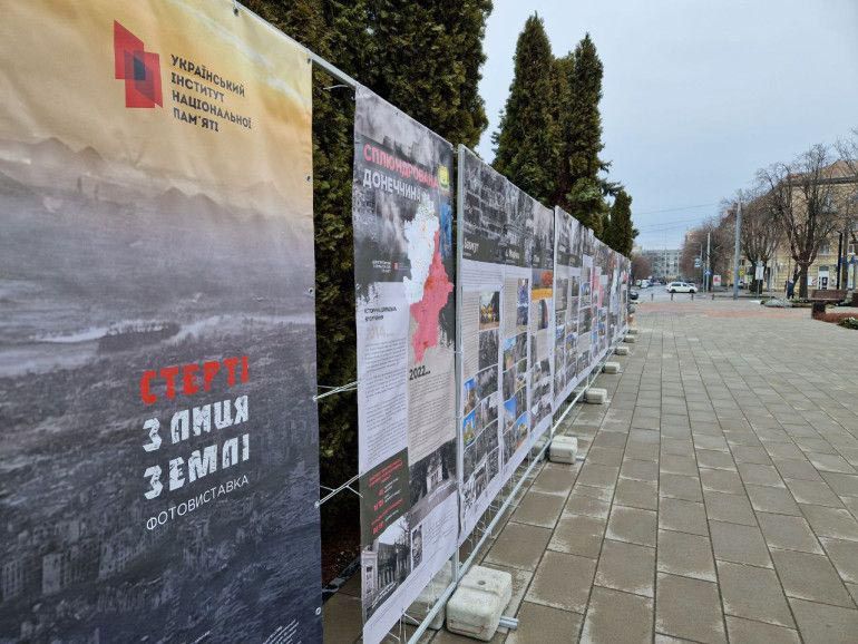 Вулична виставка звинувачує рашистів у геноциді