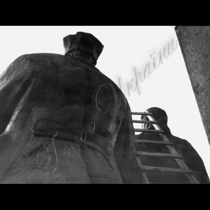12.09.1991 Київ, площа Жовтневої Революції. Знімають (демонтують) пам'ятник Леніну.