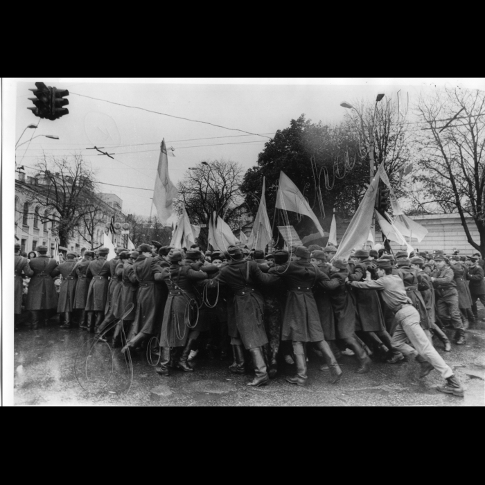 Київ, 7 листопада 1990 року. На площі Б. Хмельницького співробітники міліції стримують натиск противників святкування річниці Жовтневої революції