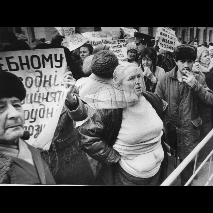 Мітинги . 1992 . Біля ВР. Пенсіонери , інваліди, чорнобильці. 
