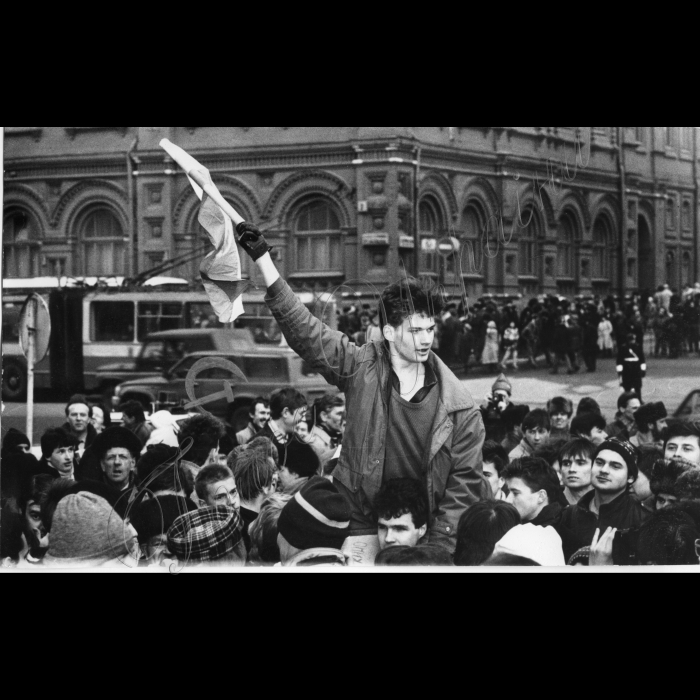 Мітинги. 1992 рік. Москва, Манежна площа. Демострація прибічників відновлення СРСР. 

