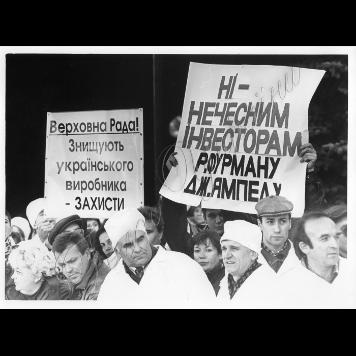07.10.1997.  Біля Верховної Ради.
