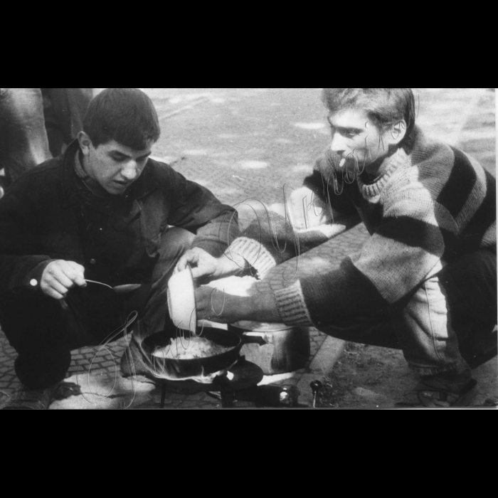 Серпень 1998 року. 
Луганськ. Пікети шахтарів біля облдержадміністрації.